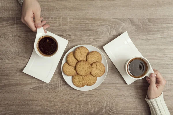 초콜릿 쿠키의 접시와 커피의 남성과 — 스톡 사진