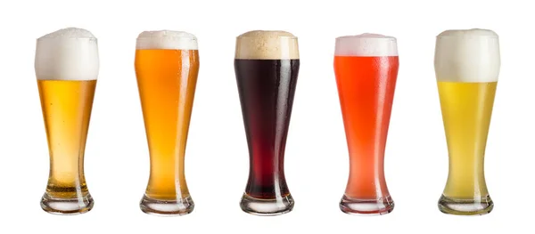 五杯不同类型的冷工艺啤酒 白色背景隔离 — 图库照片