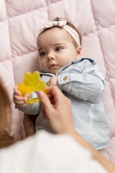 Jonge Moeder Die Rammelt Met Haar Dochtertje Speelt Focus Baby — Stockfoto