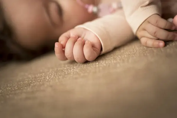 Détail Une Petite Fille Dormant Lit — Photo