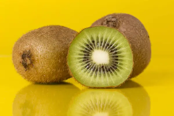 Close Cross Section Whole Kiwi Fruit Isolated Yellow Background Selective — Stock Photo, Image