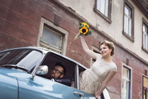 Jovem Casal Recém Casado Carro Vintage Retro Noivo Dirigindo Enquanto — Fotografia de Stock