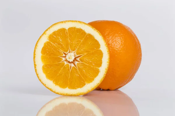 Gros Plan Tout Une Coupe Transversale Fruit Orange Isolé Sur — Photo