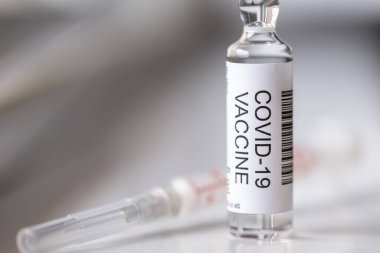Coronavirus aşı şişesi ve şırınga; covid-19 enfeksiyonu tedavisi; Coronavirus tedavisi ve aşı araştırma konsepti
