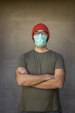 Tıbbi yüz koruma maskesi takan erkek portresi; hava kirliliği veya alerji koruması, koronavirüs, bakteriyel ve viral solunum enfeksiyonlarını önleme konsepti