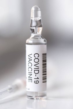Coronavirus aşı şişesi ve şırınga; covid-19 enfeksiyonu tedavisi; Coronavirus tedavisi ve aşı araştırma konsepti