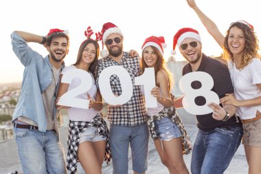 Bir grup genç arkadaş yeni yılı kutluyor, dans ediyor, şarkı söylüyor ve binanın çatısındaki bir partide eğleniyorlar.