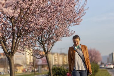 Kadın covid-19 salgını sırasında dışarı çıkıyor. Koronavirüs yayılma önlemi olarak sosyal uzaklık