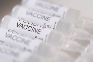 Coronavirus aşı şişesi; covid-19 enfeksiyonunun tedavisi; Coronavirus tedavisi ve aşı araştırma konsepti
