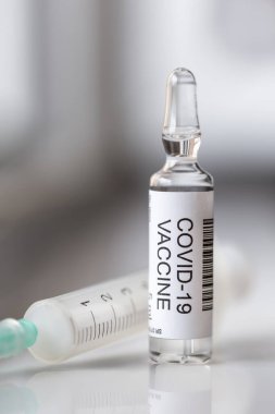 Coronavirus aşı şişesi ve şırınga; covid-19 enfeksiyonu tedavisi; Coronavirus tedavisi ve aşı araştırma konsepti