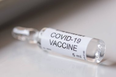 Coronavirus aşı şişesi; covid-19 enfeksiyonunun tedavisi; Coronavirus tedavisi ve aşı araştırma konsepti