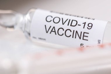 Coronavirus aşı şişesi ve şırınga; covid-19 enfeksiyonu tedavisi; Coronavirus tedavisi ve aşı araştırma konsepti