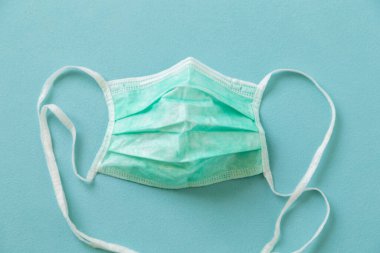 Bakteri ve viral enfeksiyonlara karşı önleme teçhizatının bir parçası olarak cerrahi tıbbi yüz koruma maskesi; covid-19 önleme tıbbi ekipmanı