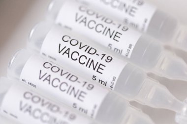 Coronavirus aşı şişelerinin üst görünümü; covid-19 enfeksiyonunun tedavisi; yeni koronavirüs tedavisi ve aşı araştırma konsepti