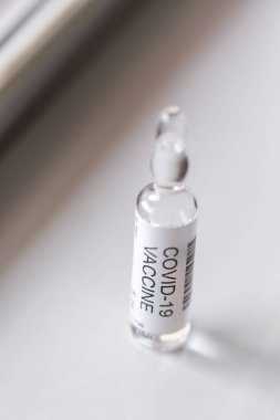 Coronavirus aşı şişesi; covid-19 enfeksiyonunun tedavisi; Coronavirus tedavisi ve aşı araştırma konsepti