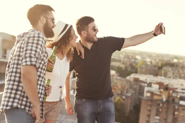 Grupo Jóvenes Tomando Selfie Divirtiéndose Una Fiesta Azotea Concéntrate Tipo —  Fotos de Stock