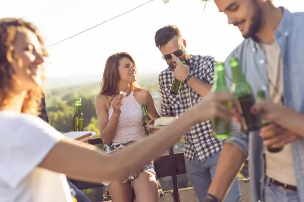 一群年轻朋友在屋顶派对上玩得开心 喝啤酒 享受炎炎夏日 — 图库照片
