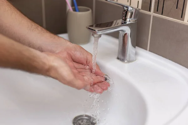 Koronavirüs Önleme Koruma Protokollerinin Bir Parçası Olarak Ellerini Sabun Sıcak — Stok fotoğraf