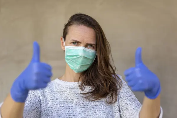医療顔保護マスクを着用している女性の肖像画 大気汚染やアレルギー対策 コロナウイルス 細菌およびウイルス性呼吸器感染症予防コンセプト — ストック写真