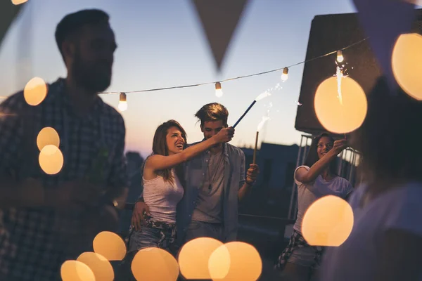 Bir Grup Genç Arkadaş Çatıdaki Bir Partide Eğleniyor Şarkı Söylüyor — Stok fotoğraf