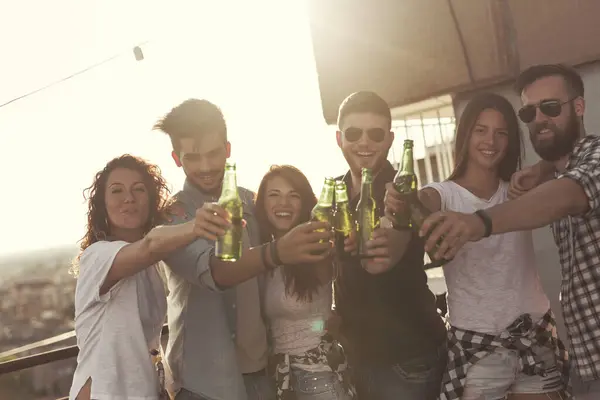Grupo Jóvenes Amigos Divirtiéndose Fiesta Azotea Haciendo Brindis Con Botellas — Foto de Stock
