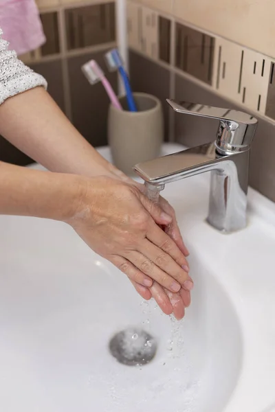 Coronavirüs Önleme Koruma Protokollerinin Bir Parçası Olarak Ellerini Sabun Sıcak — Stok fotoğraf