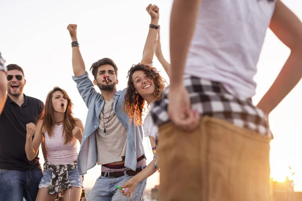 Group Young People Having Fun Summertime Rooftop Party Cheering Contestants — Stock Photo, Image