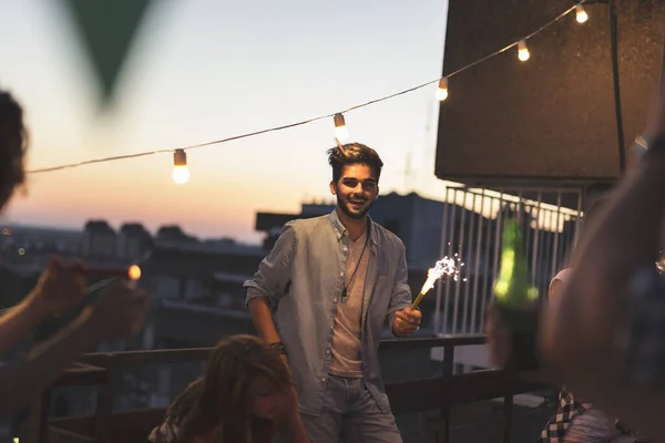 Couple Young Friends Having Fun Rooftop Party Drinking Beer Dancing — Stock Photo, Image