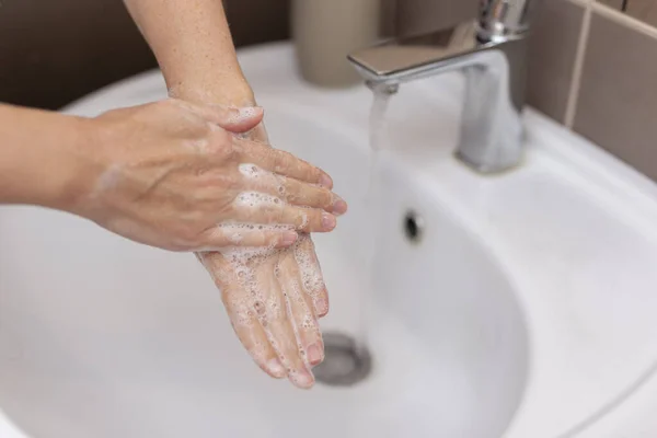 Coronavirüs Önleme Koruma Protokollerinin Bir Parçası Olarak Ellerini Sabun Sıcak — Stok fotoğraf