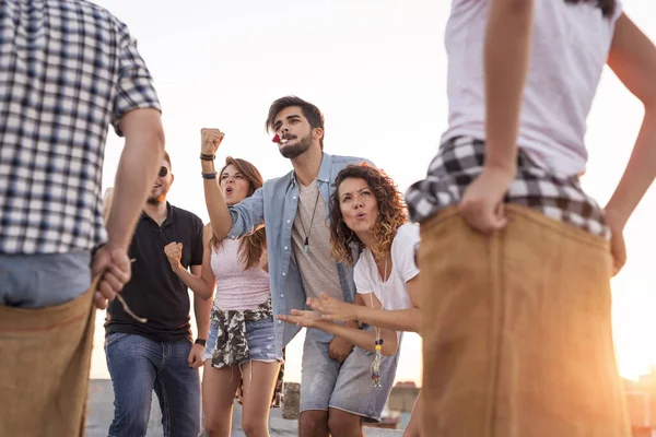 Group Young People Having Fun Summertime Rooftop Party Cheering Contestants — Stock Photo, Image