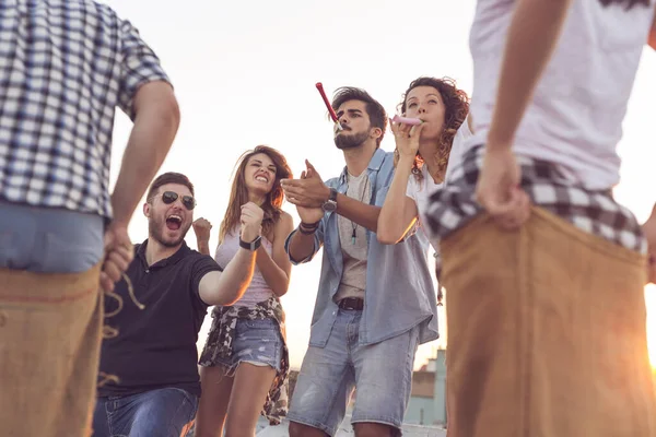 Eine Gruppe Junger Leute Amüsiert Sich Bei Einer Sommerlichen Dachparty — Stockfoto