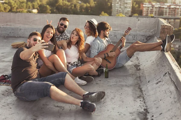 Grupo Jóvenes Tocando Guitarra Cantando Divirtiéndose Una Fiesta Azotea Concéntrate —  Fotos de Stock