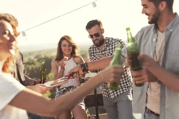 Group Young Friends Having Fun Rooftop Party Drinking Beer Eating — Stock Photo, Image