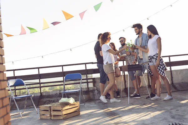 Grupa Młodych Przyjaciół Bawiących Się Imprezie Dachu Robiących Grilla Pijących — Zdjęcie stockowe