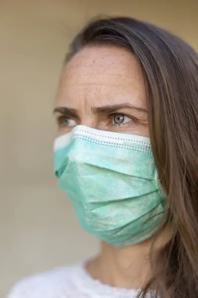 Tıbbi Yüz Koruması Maskesi Takan Kadın Hava Kirliliği Veya Alerji — Stok fotoğraf