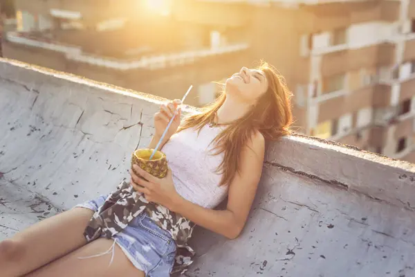 Güzel Genç Bir Kadın Binanın Çatısında Uzanmış Ananas Kokteyli Içiyor — Stok fotoğraf