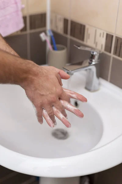 Koronavirüs Önleme Koruma Protokollerinin Bir Parçası Olarak Ellerini Sabun Sıcak — Stok fotoğraf