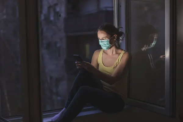 Kvinna Bär Kirurgisk Medicinsk Ansiktsskydd Mask Medan Självisolering Hemma Efter — Stockfoto