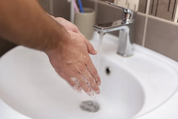 Mycie Dezynfekcja Rąk Mydłem Ciepłą Wodą Ramach Protokołów Zapobiegania Koronawirusom — Zdjęcie stockowe