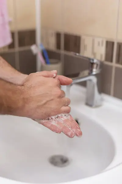 Mycie Dezynfekcja Rąk Mydłem Ciepłą Wodą Ramach Protokołów Zapobiegania Koronawirusom — Zdjęcie stockowe