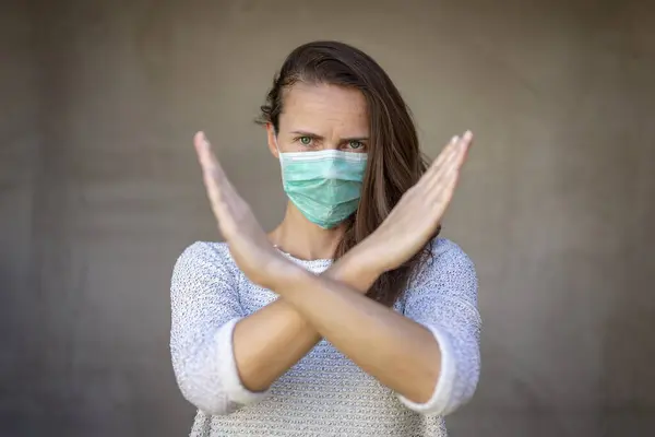 Kvinna Bär Medicinsk Ansiktsskydd Mask Luftföroreningar Eller Allergier Skydd Coronavirus — Stockfoto