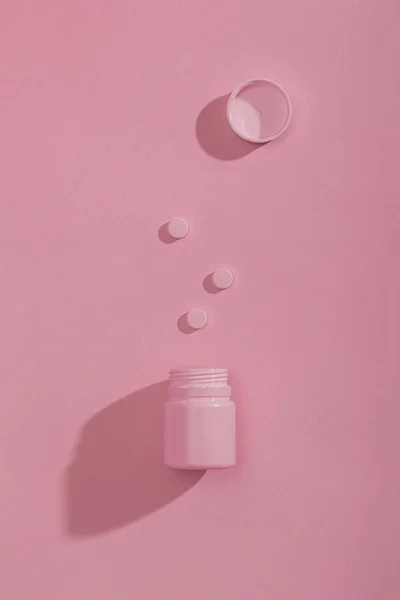 Вид Сверху Разлитой Бутылки Таблеток Изолированных Розовом Фоне Копировальным Пространством — стоковое фото