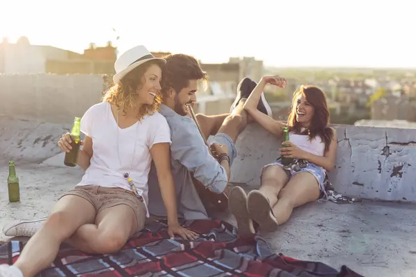 Young People Chilling Out Partying Building Rooftop — Stock Photo, Image