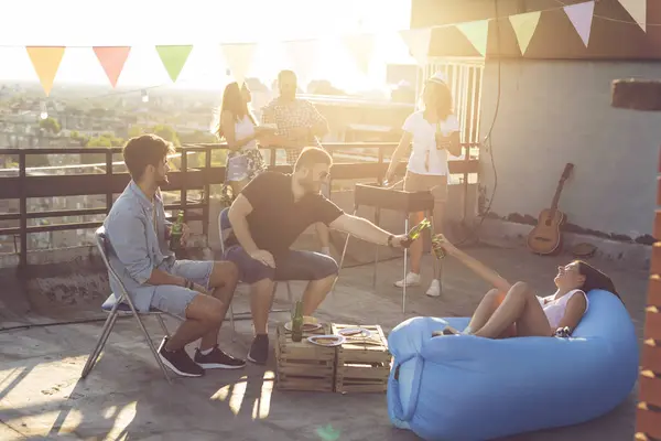 Grupa Młodych Przyjaciół Bawiących Się Imprezie Dachu Robiących Grilla Pijących — Zdjęcie stockowe