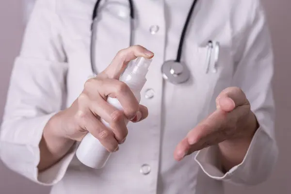 Detail Van Verpleegkundige Spuithanden Met Handdesinfectie Spray Als Onderdeel Van — Stockfoto