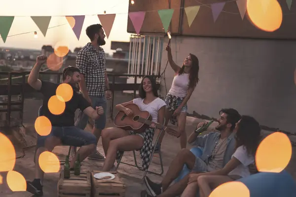 Junge Freunde Amüsieren Sich Auf Einer Sommerlichen Dachparty Spielen Gitarre — Stockfoto