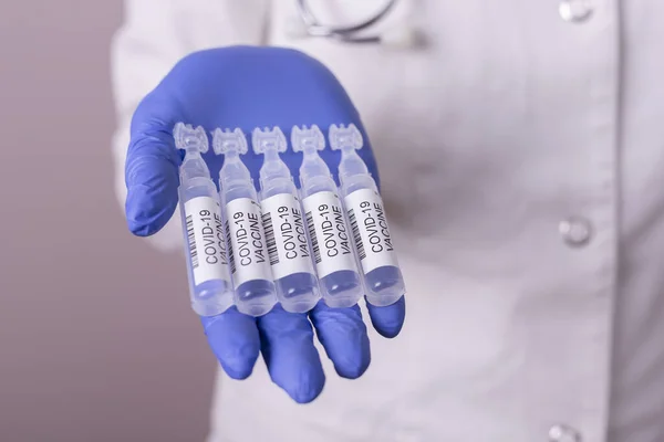 Bağışıklık Bilimci Elinde Covid Aşı Şişeleri Tutuyor Doktor Elinde Yeni — Stok fotoğraf