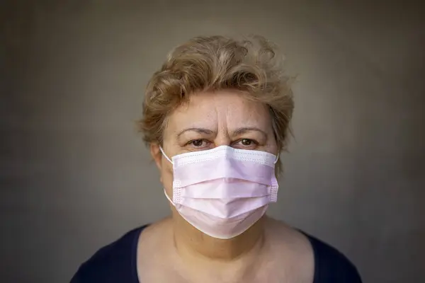 医療顔保護マスクを着用した中年女性 大気汚染やアレルギー対策 コロナウイルス ウイルス感染予防コンセプト — ストック写真