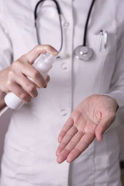 病院内感染プロトコルの予防の一環として手の消毒スプレーで手を噴霧する医師の詳細 クライス19ウイルスアウトブレイクとの戦いの医療スタッフ — ストック写真