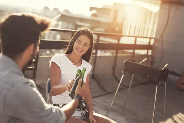 Fröhliches Junges Paar Hat Spaß Bei Grillparty Auf Dem Dach — Stockfoto